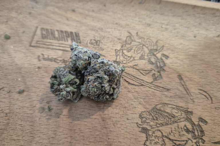 Characteristics of Pluto x E85 | Fruity sweetness with strong gassy depth that relaxes the mind “Rich Balanced High”