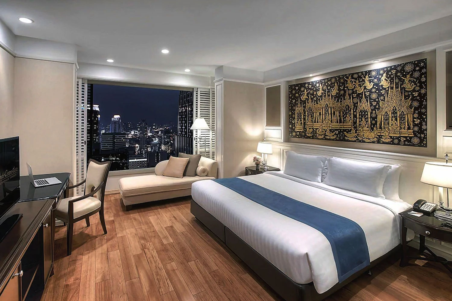 The Quarter Ari by UHG room and balcony
