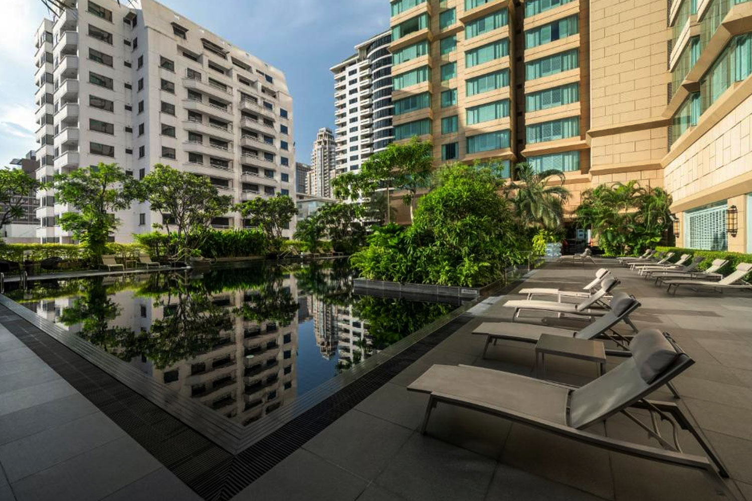 Grande Centre Point Ratchadamri pool and facilities