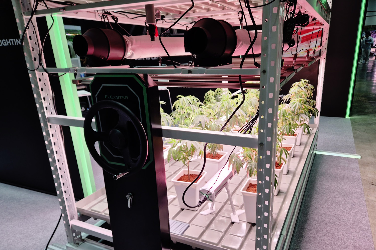 大麻栽培に使うライトを販売するメーカー