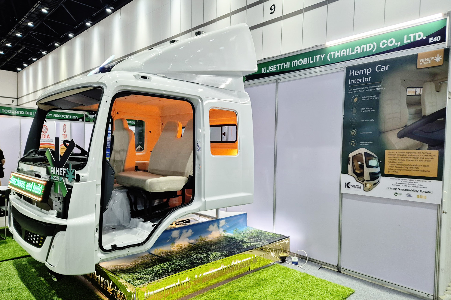 「KIJSETTHI MOBILITY (THAILAND) CO., LTD」が出展していヘンプ素材を使った自動車