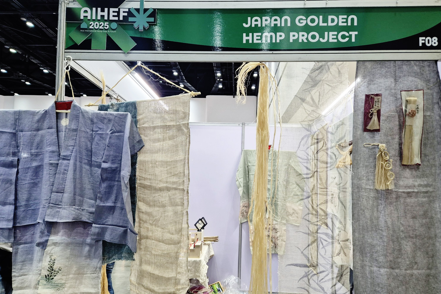 日本の伝統的な麻文化とクラフト技術を紹介しているブース