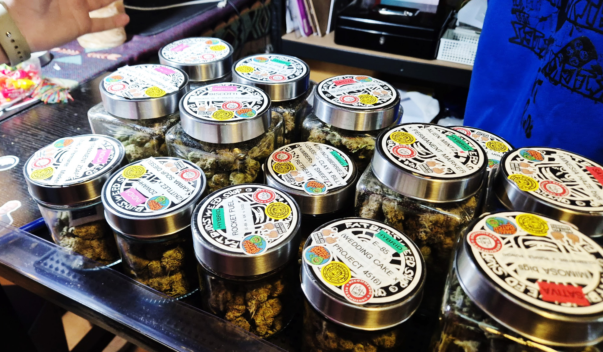 大麻薬局の店内で売られている医療大麻の写真