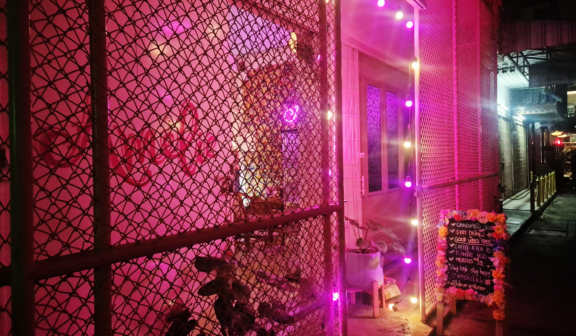 バンコクにある大麻薬局の外観写真