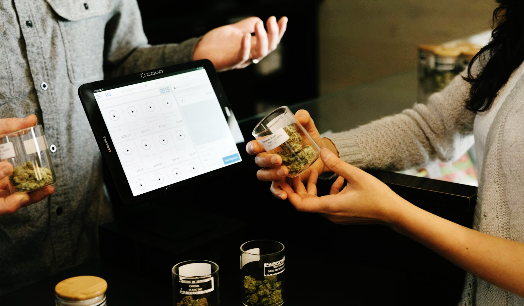 購入する医療大麻を探してる女性