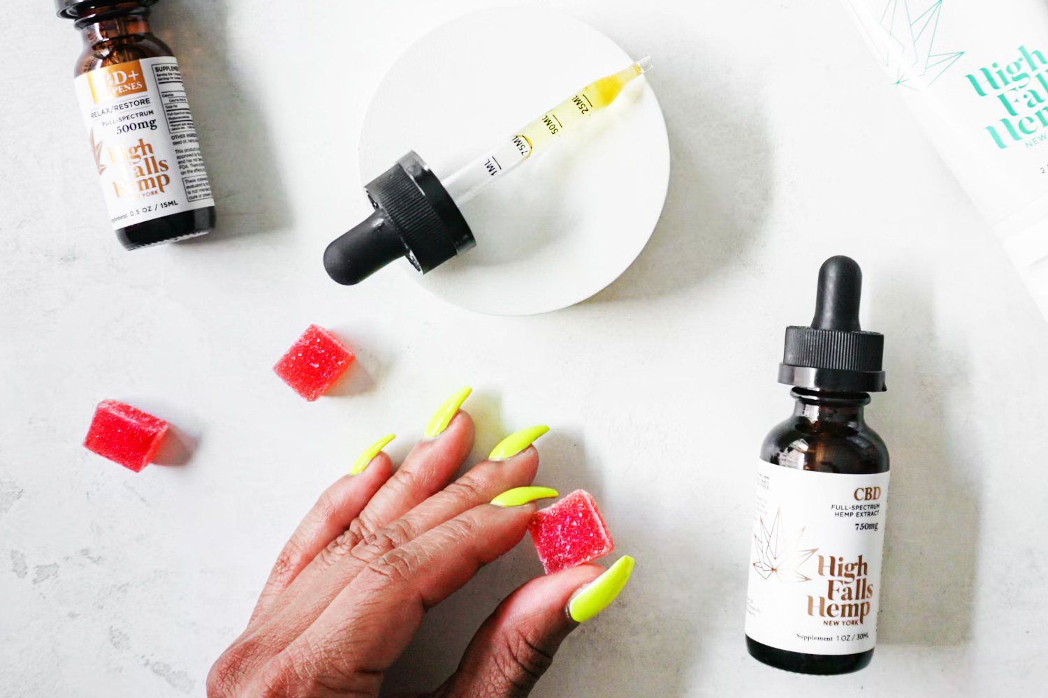 cbdプロダクトを眺める女性の写真