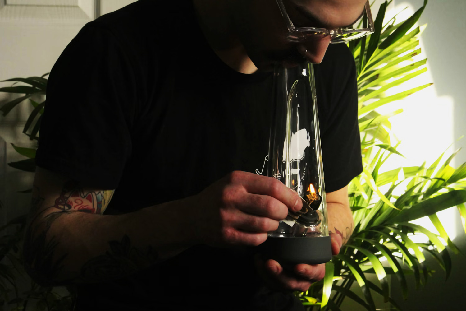 ボングで大麻を吸ってる人の写真