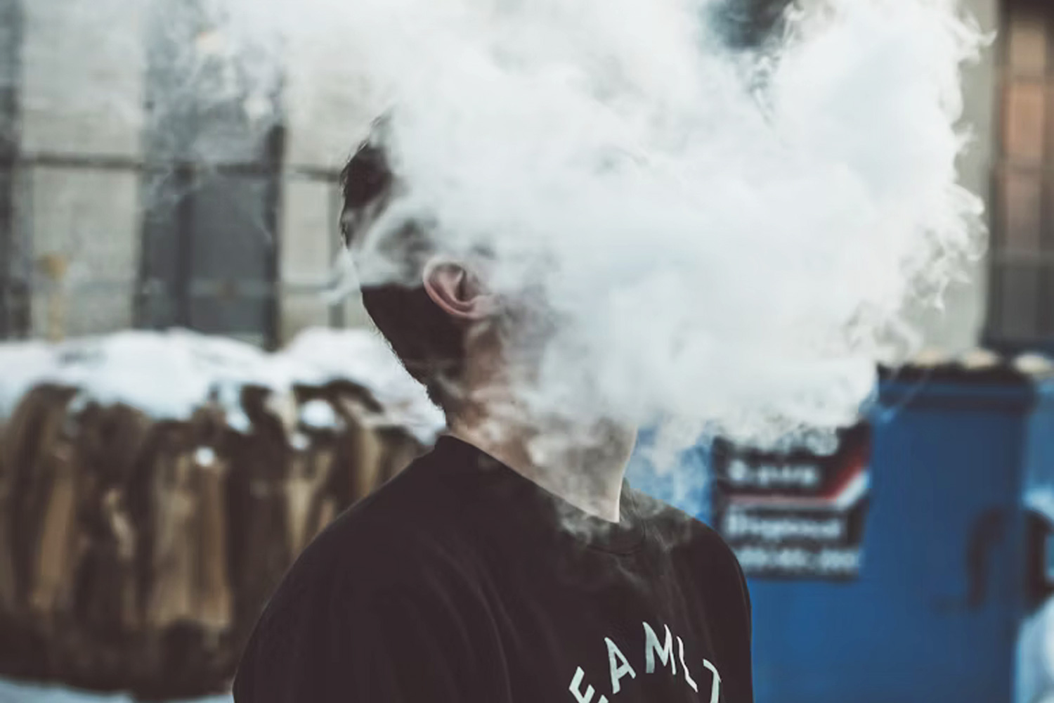 大麻を吸ってる人の写真