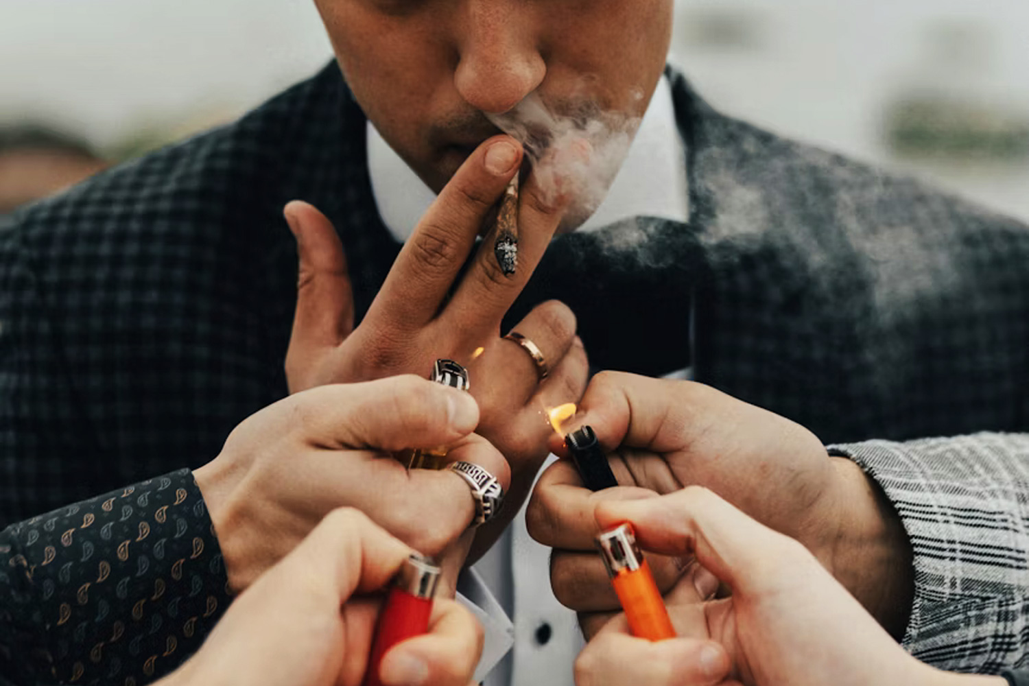 大麻を吸ってる人の写真