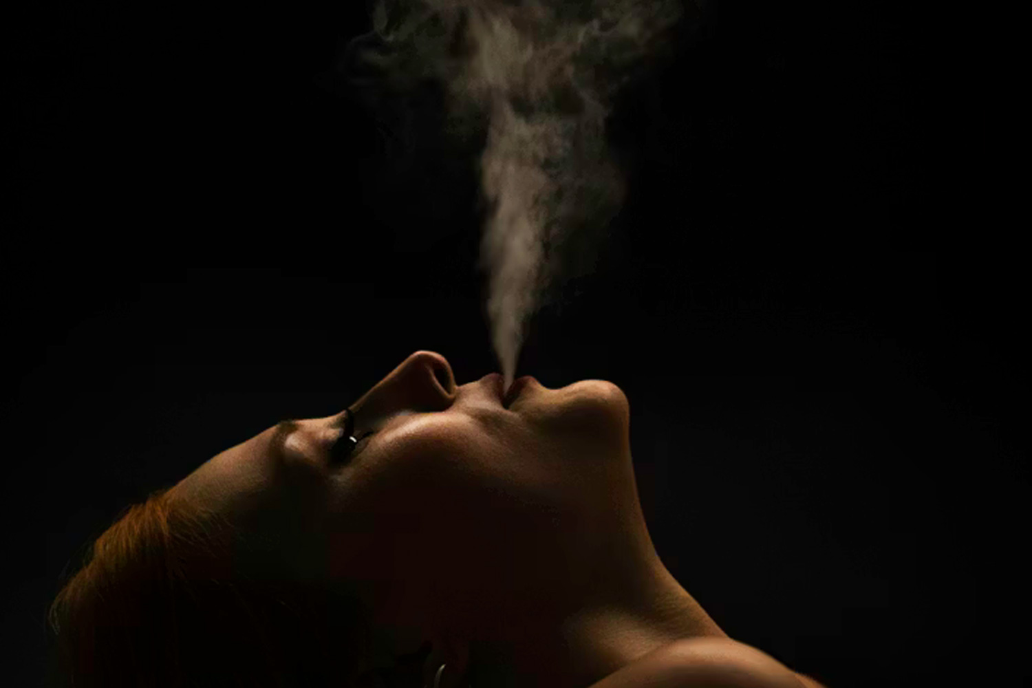 大麻を吸ってる女性の写真