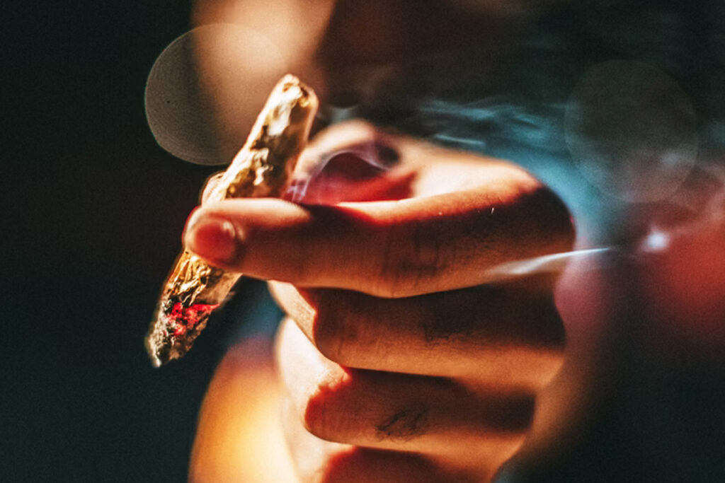 医療大麻を吸うと会話がしやすくなる人がいる理由｜緊張と防御反応の低下
