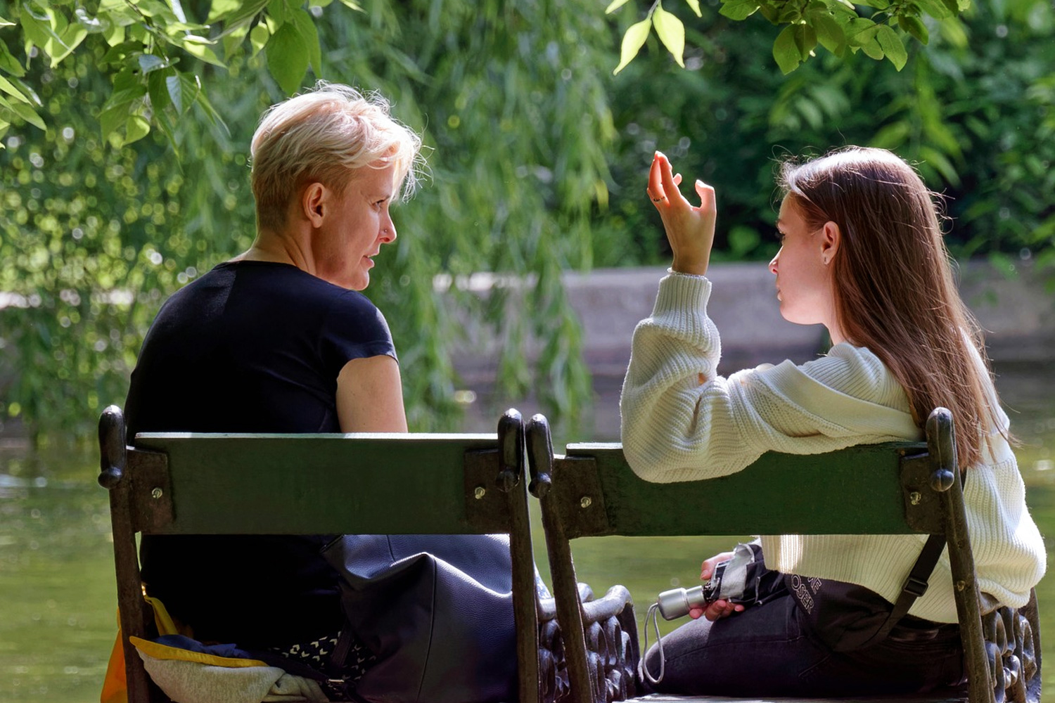 会話をする女性たちの写真