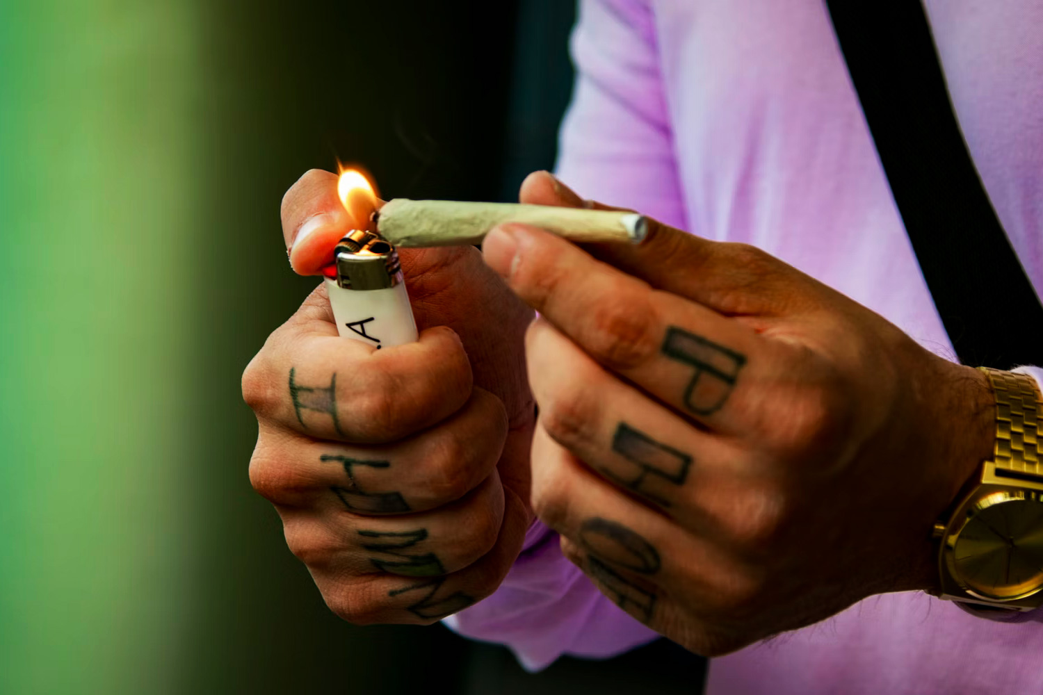 ジョイントに火をつける人