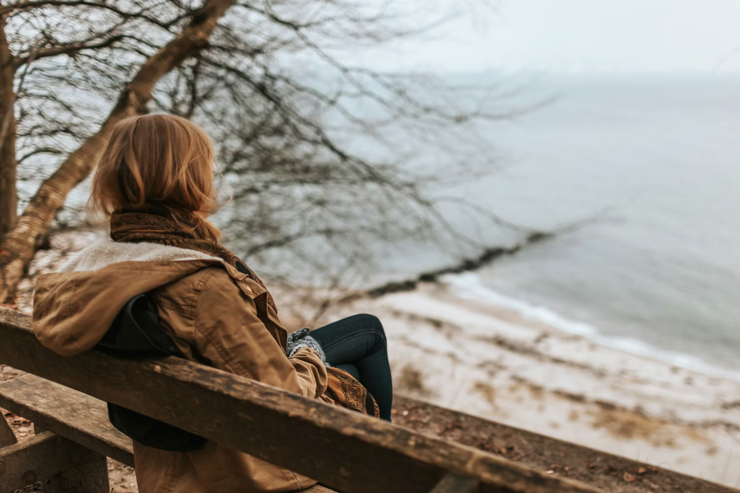 海を見つめる女性