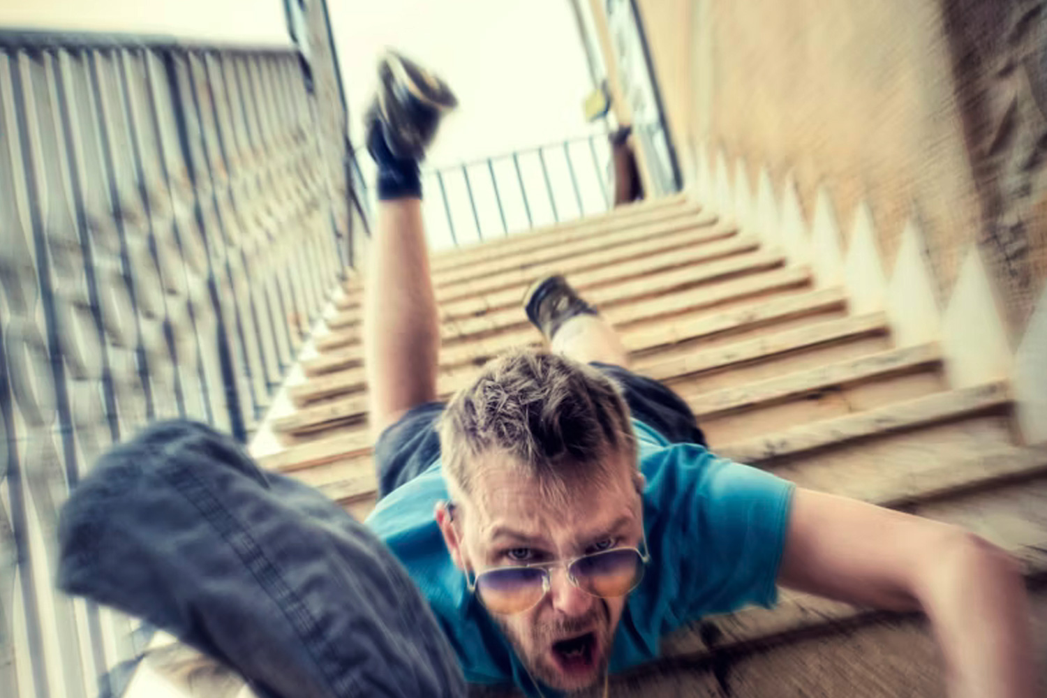 パニック障害で階段から落ちる男の写真
