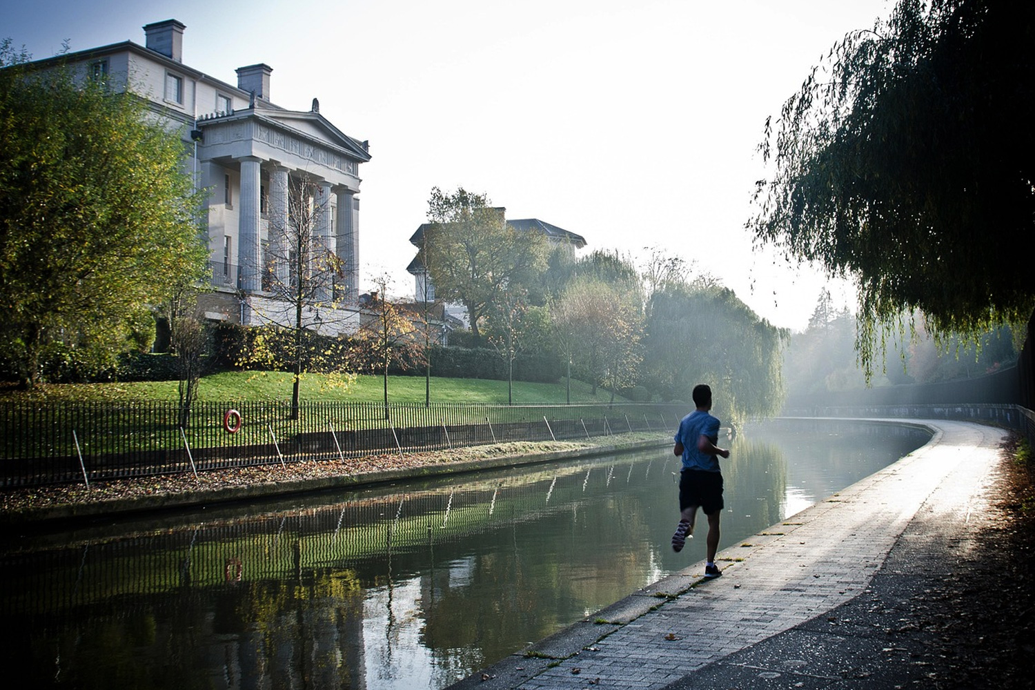 ランニングしてる男性の写真