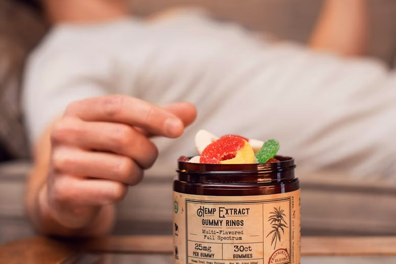 cbdエディブルを摂取する男性の写真