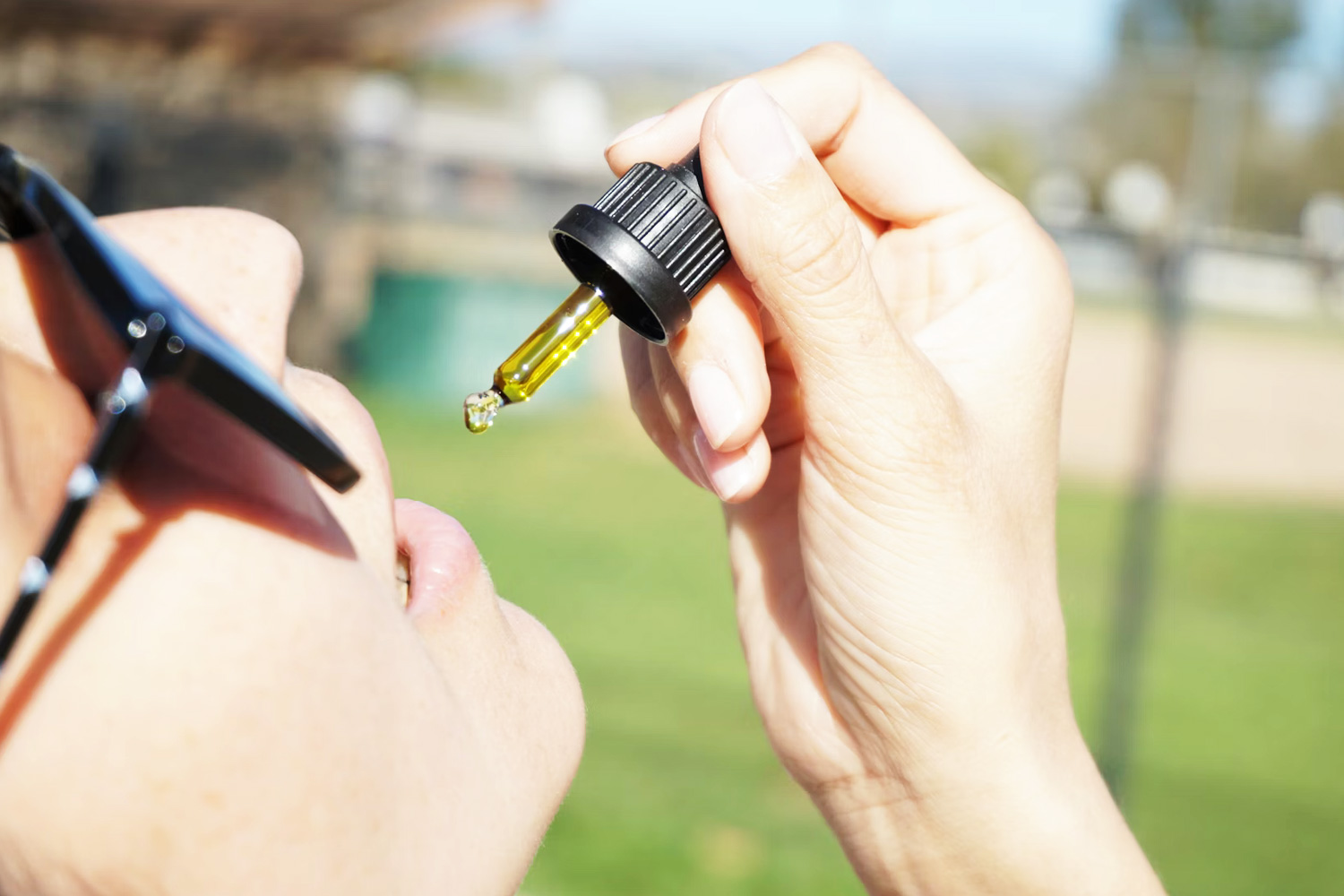 CBDを接種する女性の写真