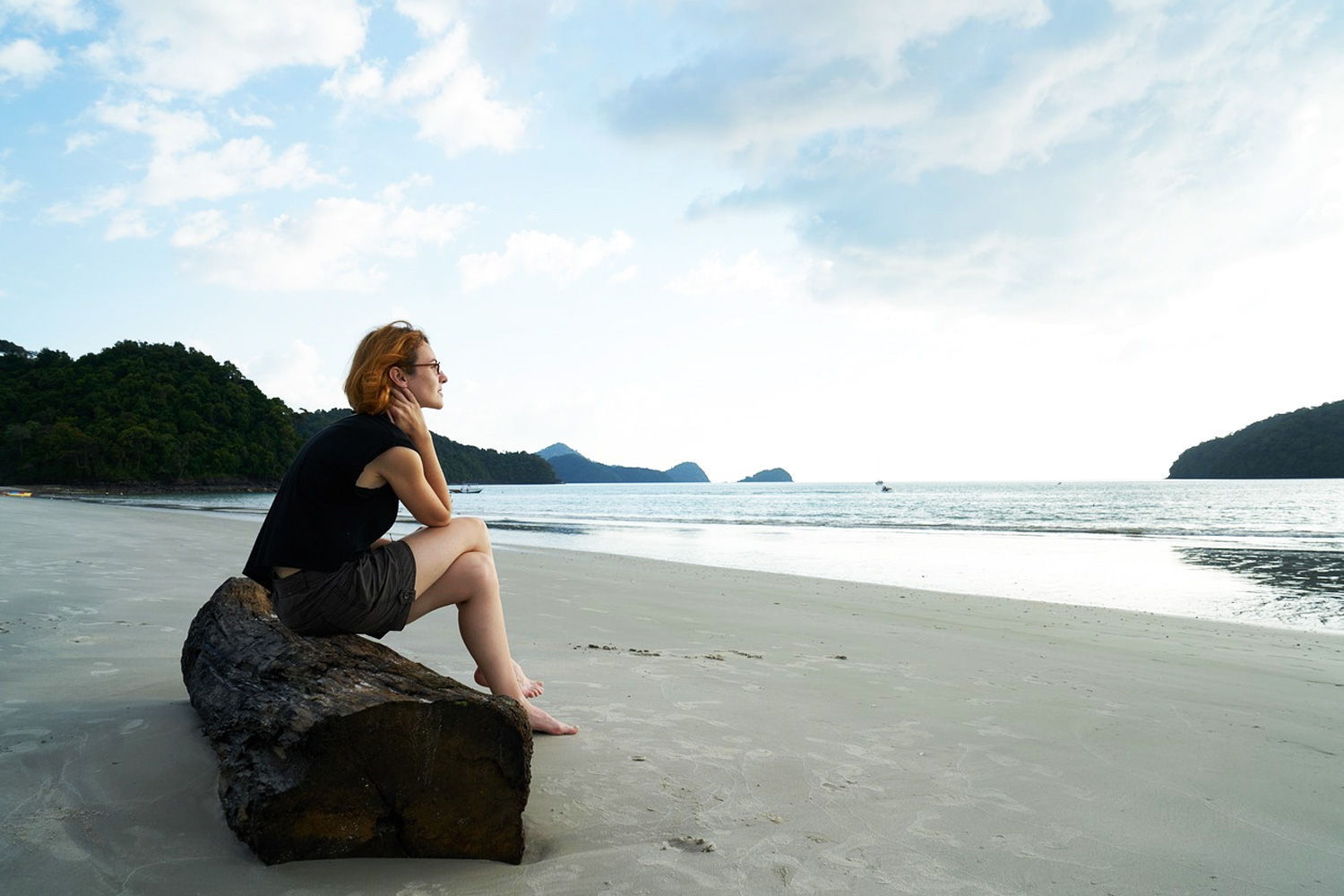 悲しんでる女性の写真
