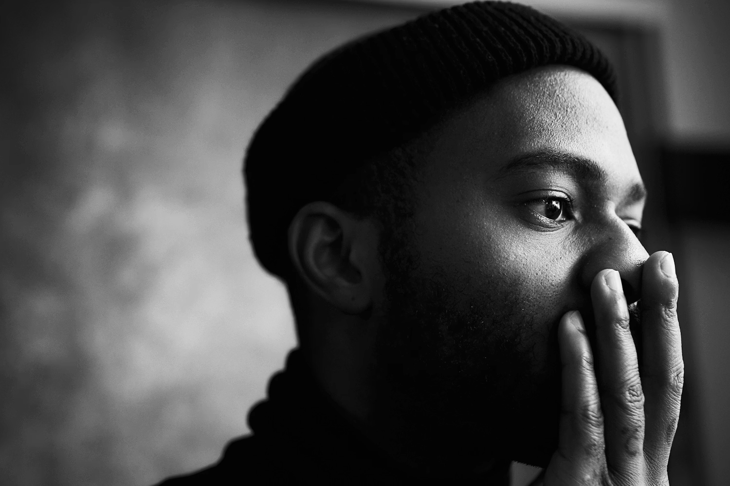 考え込んでる男性の写真