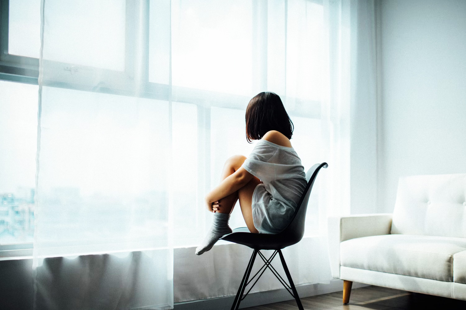 不安を感じる人の写真