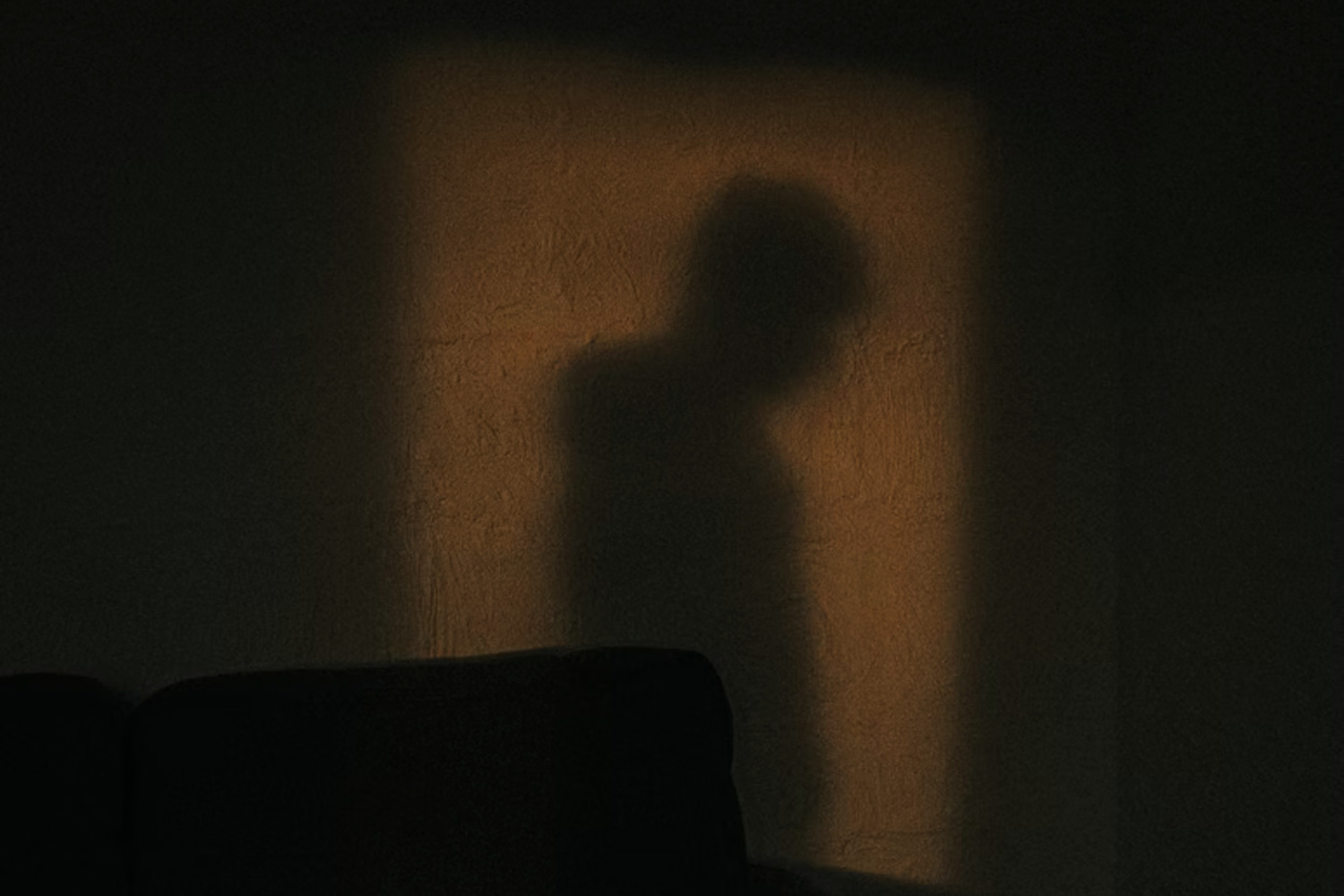 寂しそうな人の写真