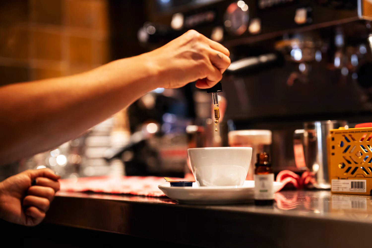 CBDオイルを飲み物に入れてる写真