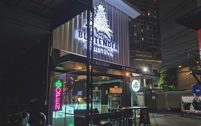 The BudtenderのオリジナルTシャツ（ยันต์พิชัยสงครามのヤントデザイン）