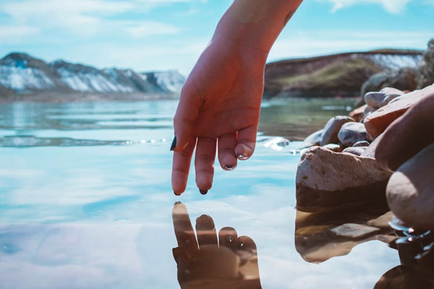 水の中に手を入れてる写真