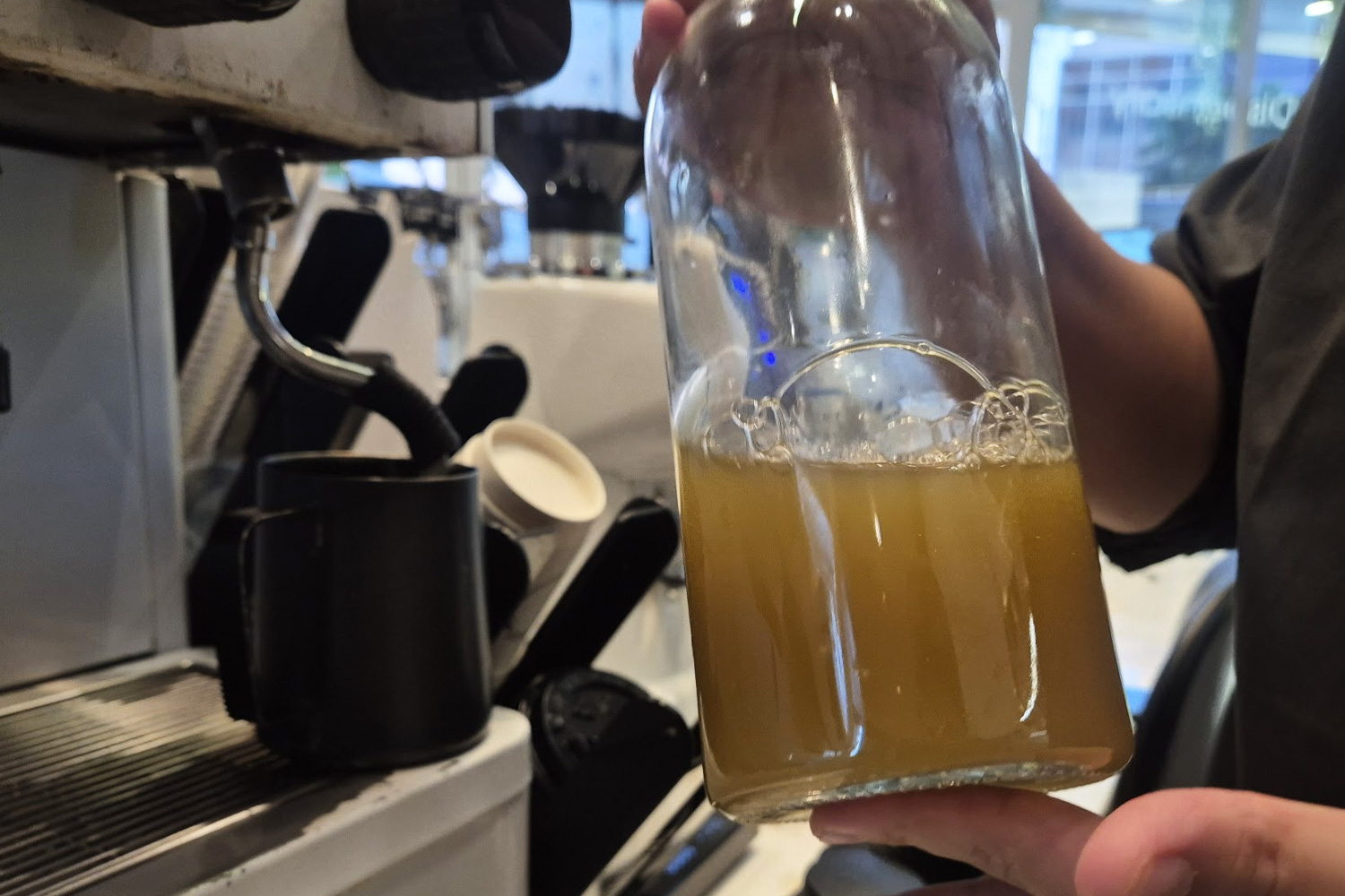 Revana Café Silomの自家製クラトムジュース｜タイ伝統ハーブ・クラトムをアップルソーダで割って提供