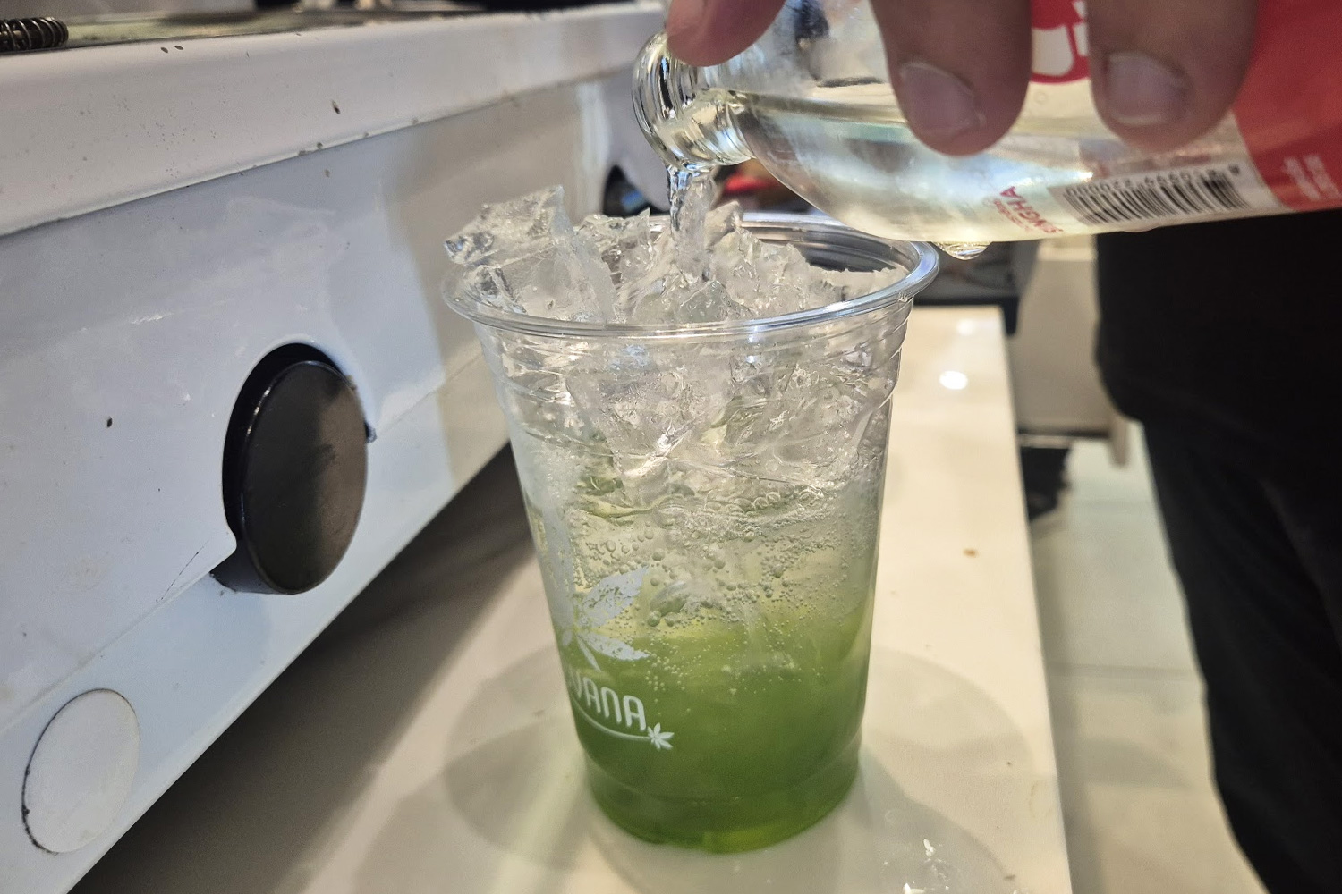 Revana Café Silomの自家製クラトムとアップルソーダ｜バンコク シーロムで飲めるクラトムドリンク