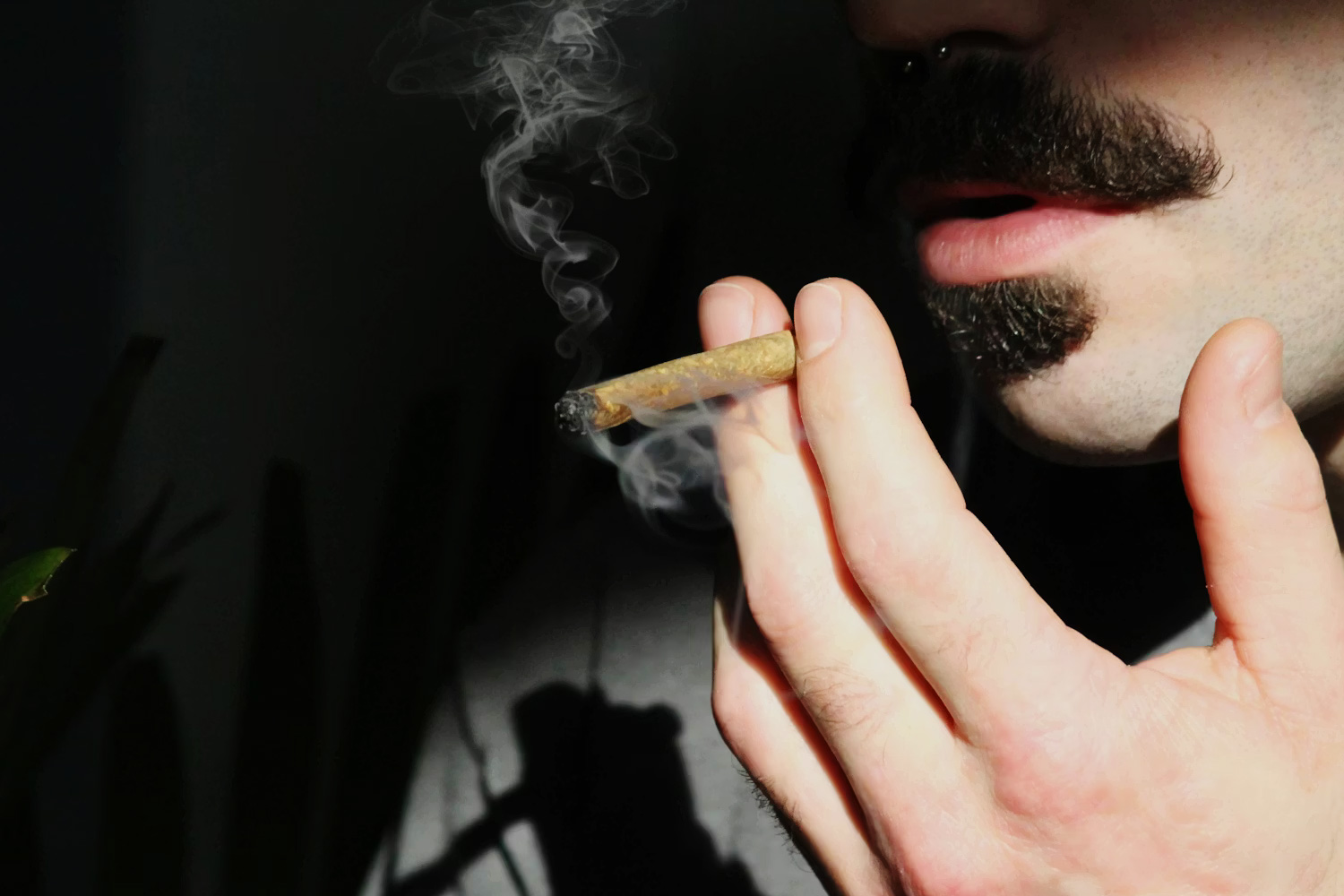 男性が喫煙してる写真