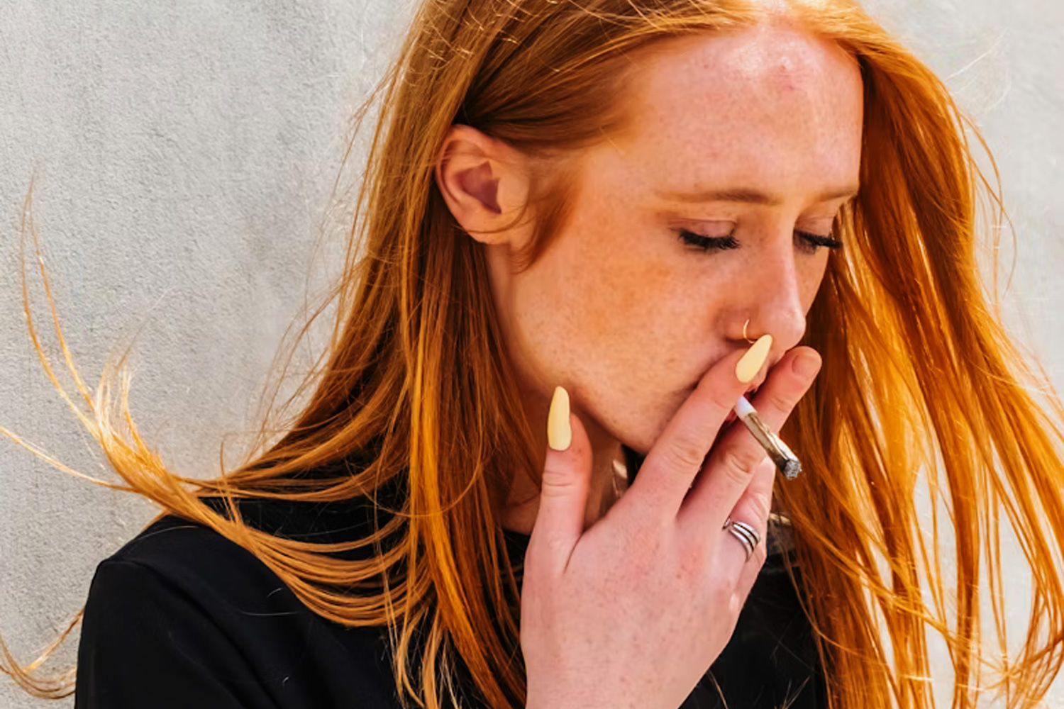 大麻の吸い方でハイは変わる？深呼吸・ゆっくり吸う・一気吸いの違いを仕組みから整理