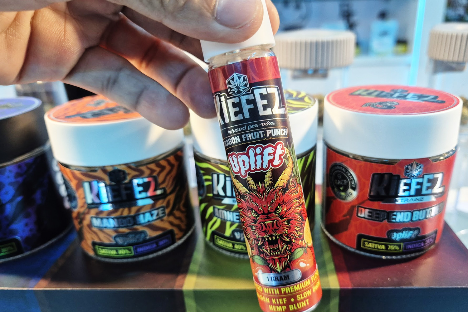 Cloud Nine店内カウンターバー|バンコクナナの医療大麻ディスペンサリーでKiefezストレインを紹介するスタッフ