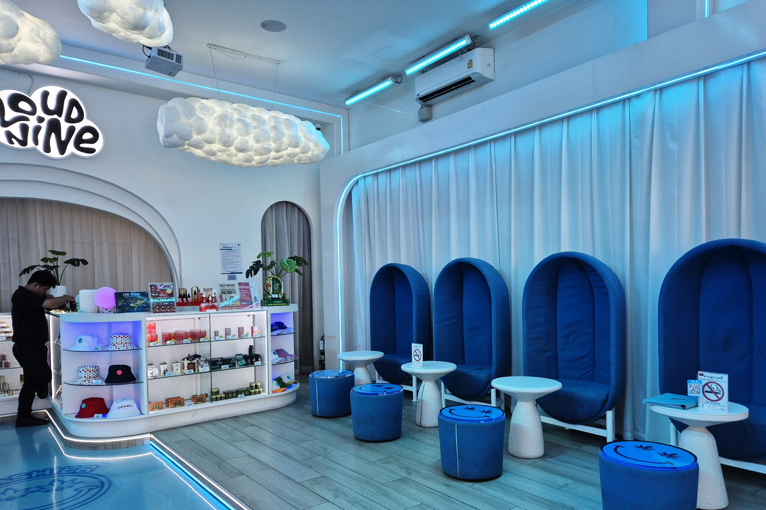 Cloud Nine店内ラウンジスペース|バンコクナナのアーチ型ブルーソファとスカイブルーLEDで統一されたインテリア