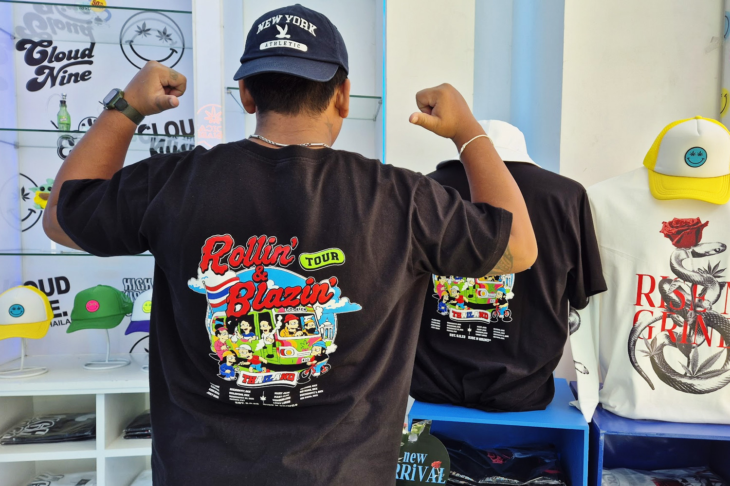 Cloud Nineオリジナルアパレル|Rollin' & Blazin' TourグラフィックTシャツ|バンコク大麻薬局のお土産に人気