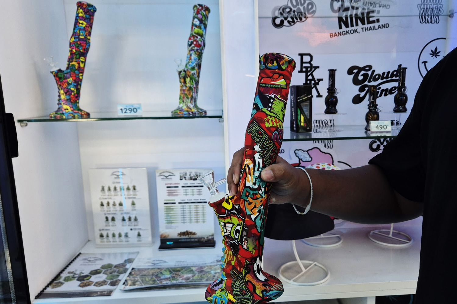 Cloud Nineアート系喫煙器具コーナー|グラフィティボングとBKKロゴガラスパイプ|490〜1290バーツのお土産向け商品