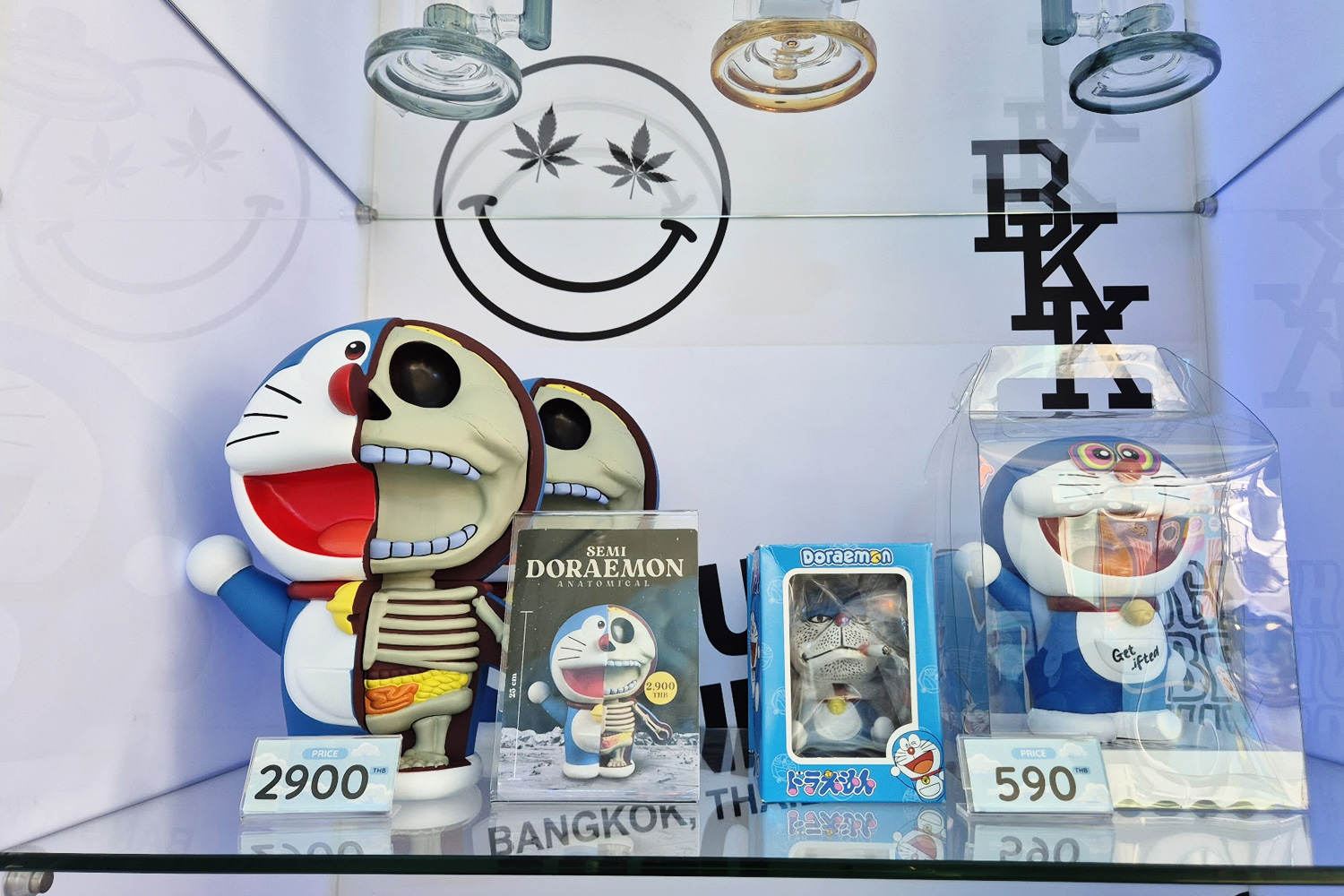 Cloud Nineのドラえもんアートトイ|Semi Doraemon AnatomicalとGet Liftedバージョン|カナビスカルチャーとポップアートの融合