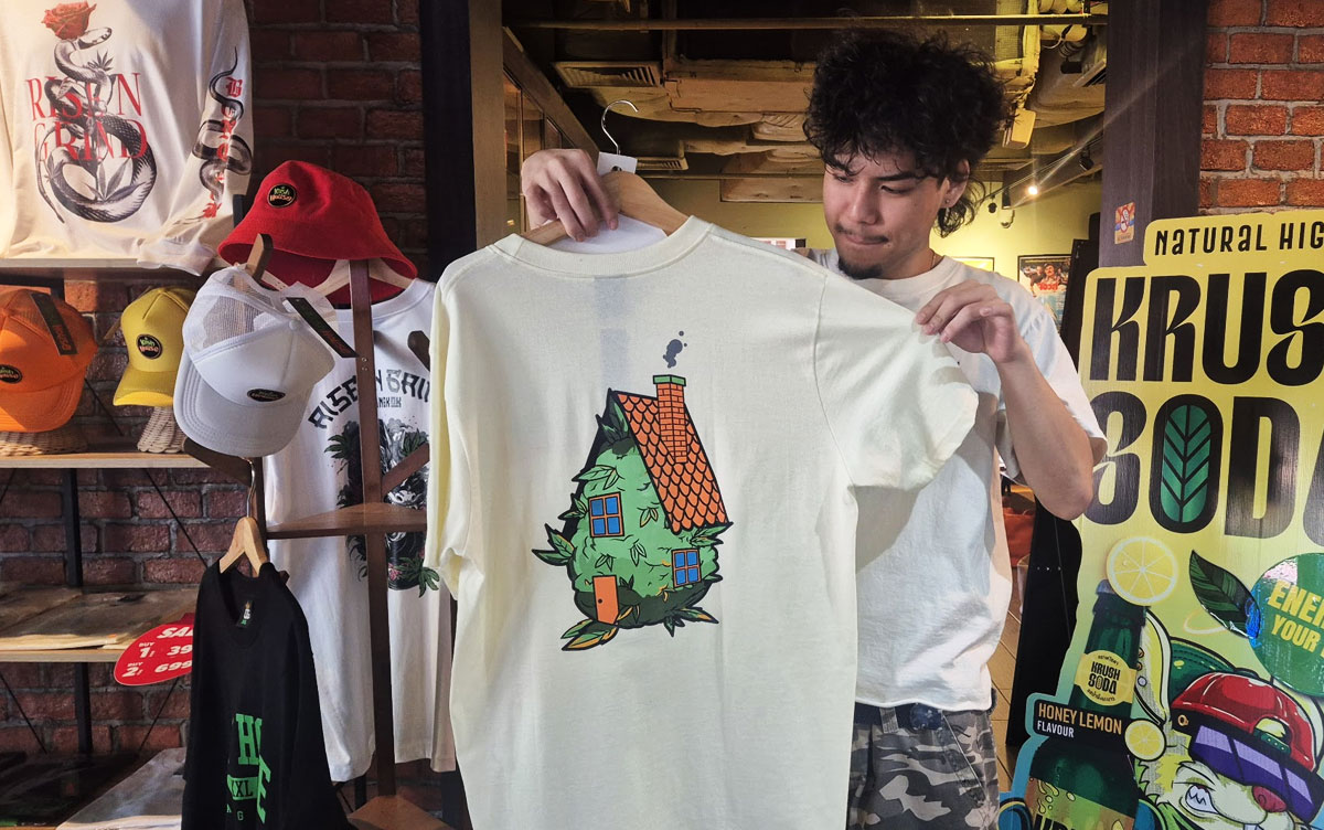 Kush HouseオリジナルTシャツ バンコクのカナビスカルチャーグッズ