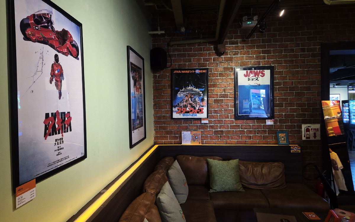 Kush House店内のネオンとアートが並ぶカナビスディスペンサリーの空間