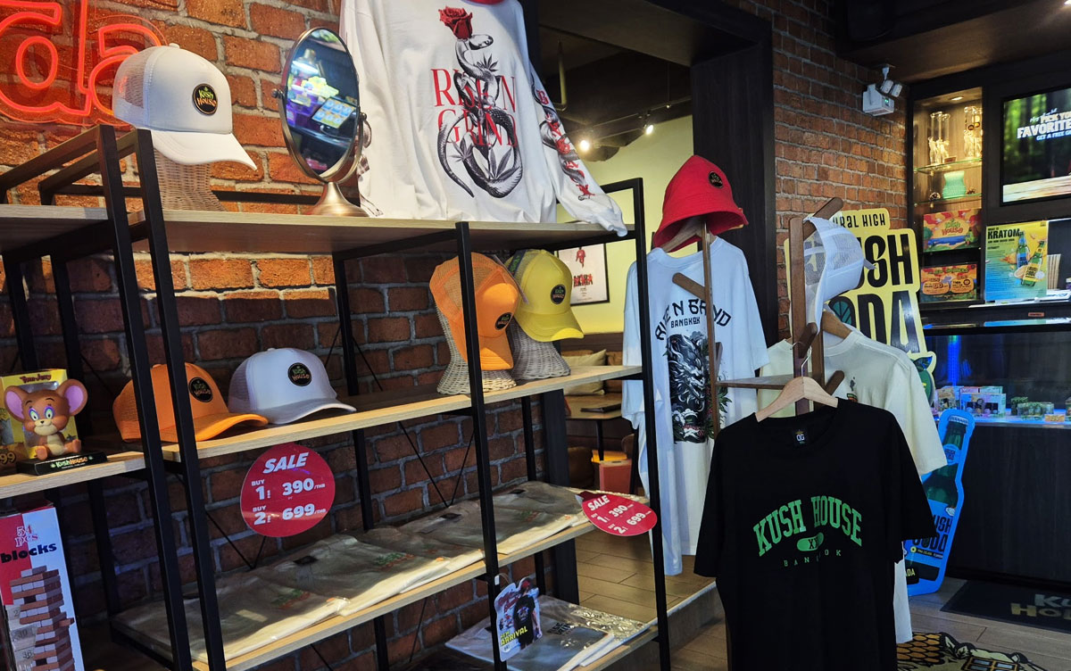 Kush Houseオリジナルアパレルとキャップのグッズコーナー