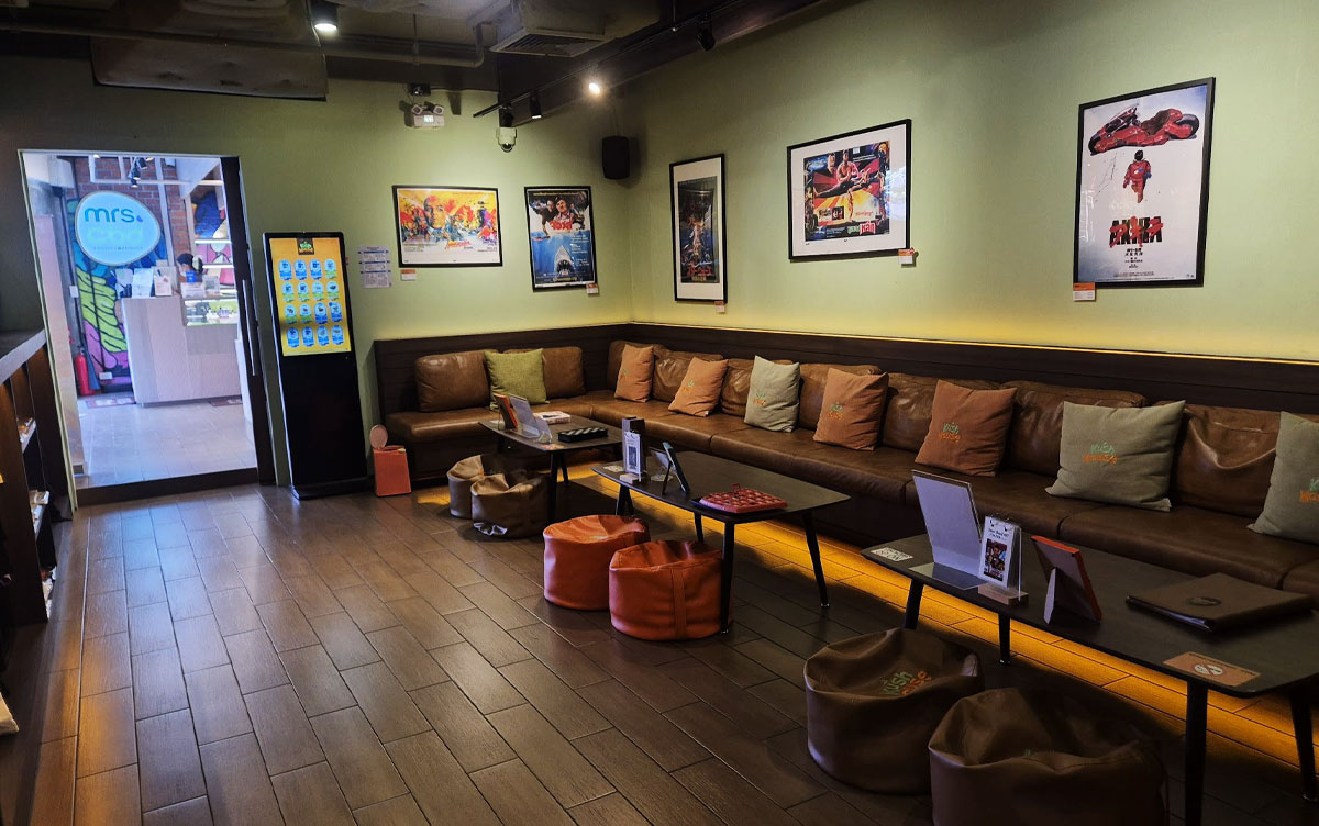 Kush House店内の休憩スペースとラウンジエリア