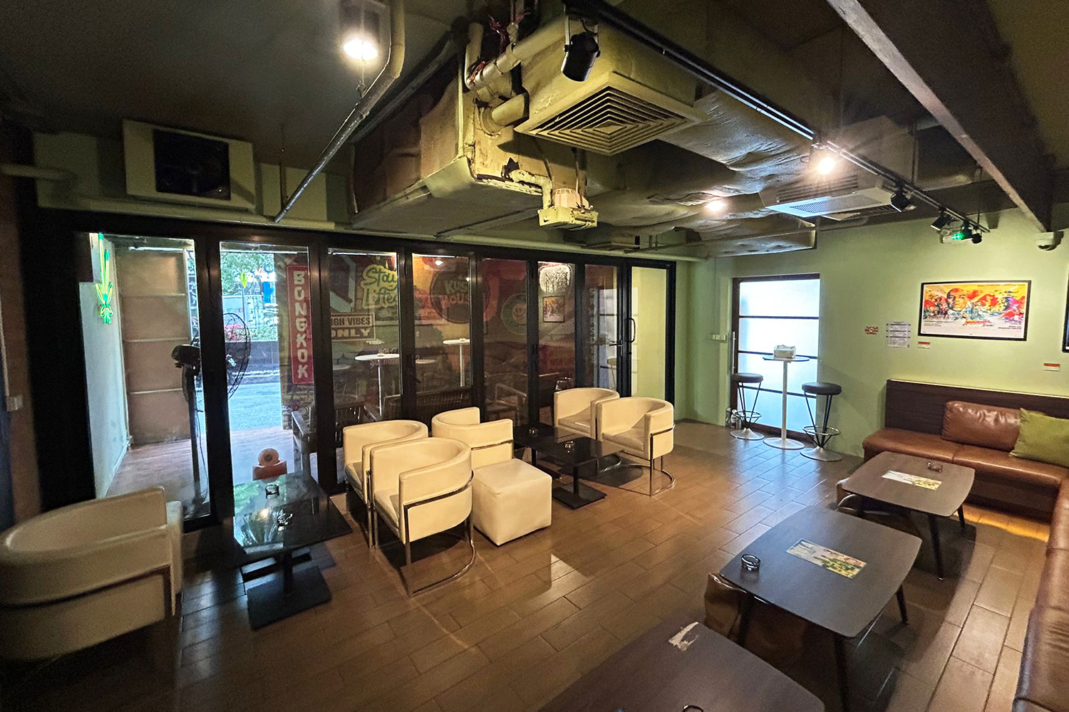 Kush House店内の休憩スペースとラウンジエリア