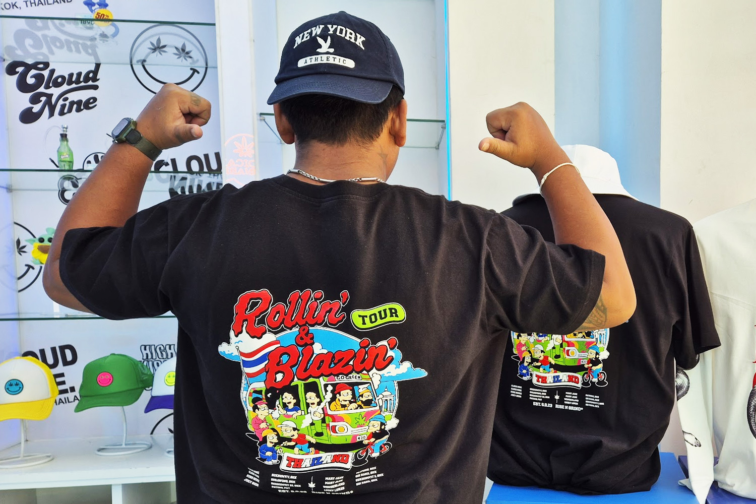 Cloud Nine タイ大麻ディスペンサリー オリジナルTシャツ Rollin' & Blazin' Tour デザイン