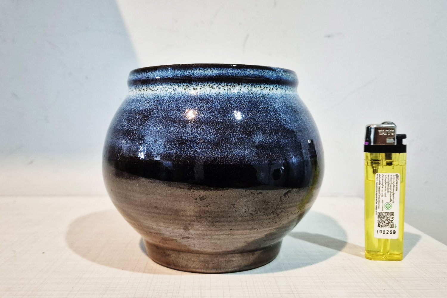 Tamba-style tenmoku glaze round jar with lapis blue gradient rim