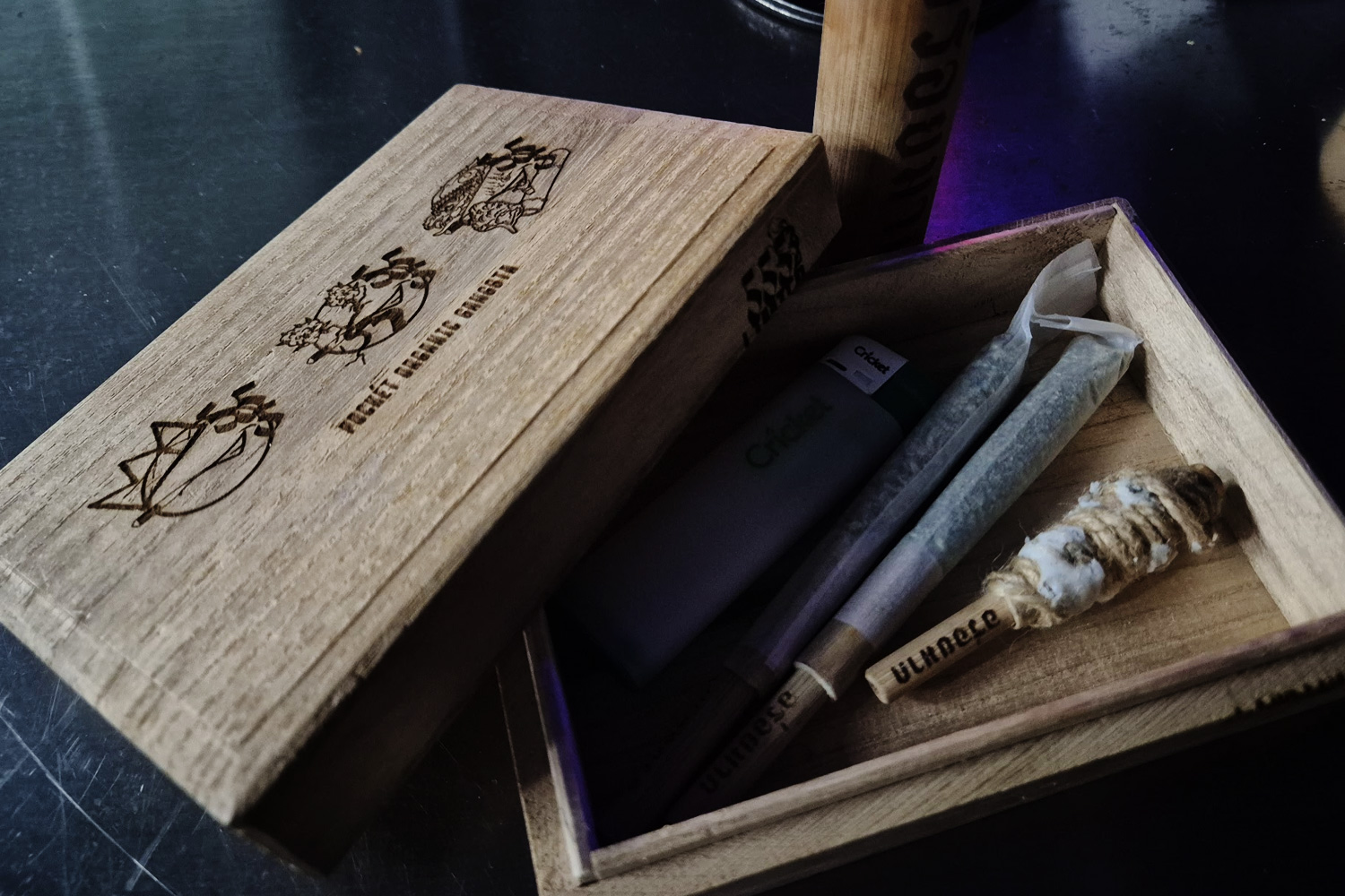 Relaxing and smoking with friends at TAIMATON 大麻堂