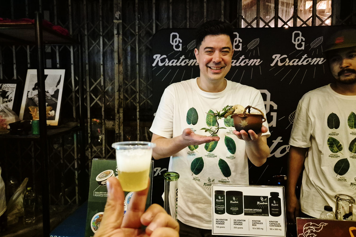 OG KRATOMのブースで来場者と交流するスタッフ