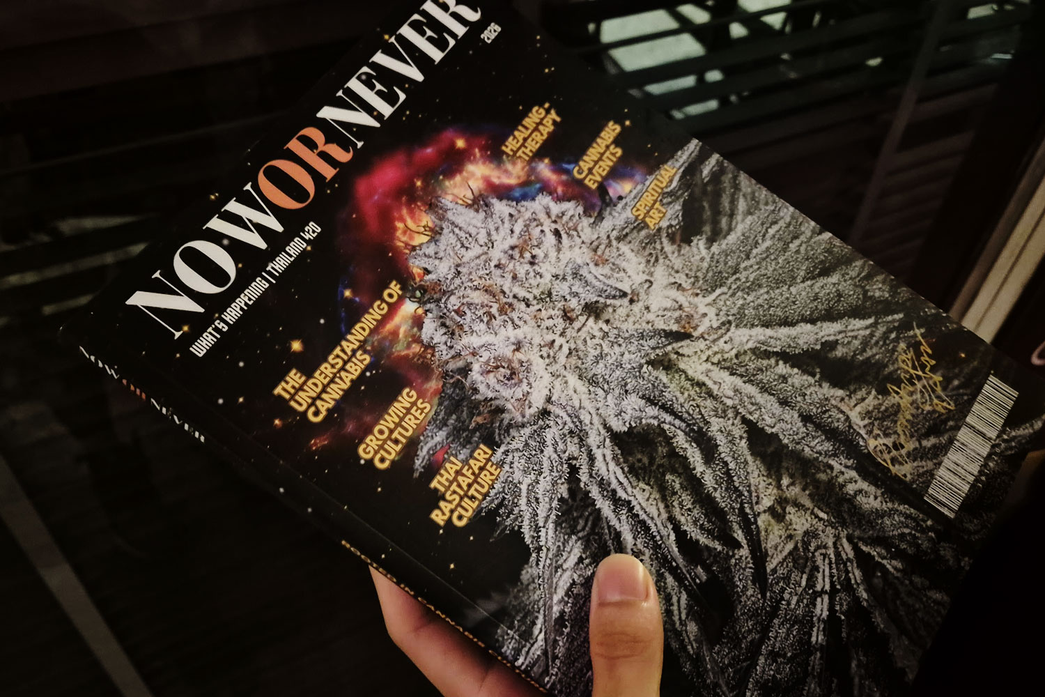 NOWORNEWVERMAGAZINを手にする来場者