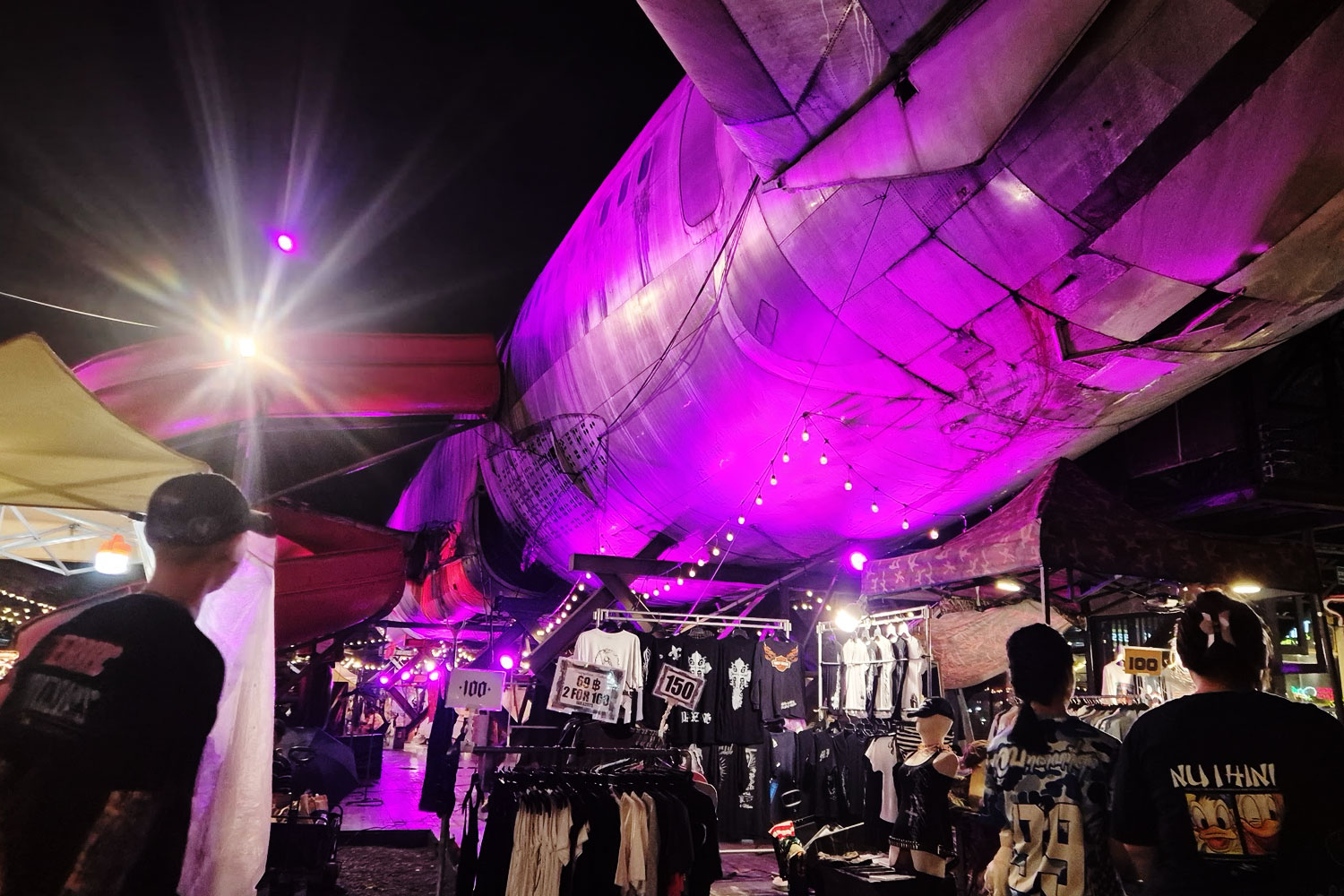 夜のChangChui Creative Parkと飛行機のモニュメント周辺の様子