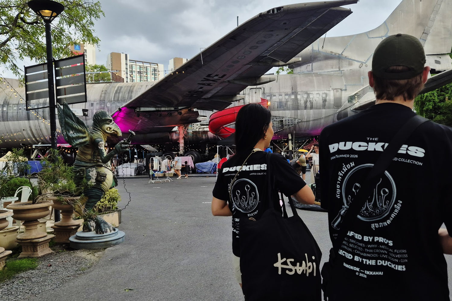The Duckies Dispensaryの新作Tシャツを着て会場を歩く参加者